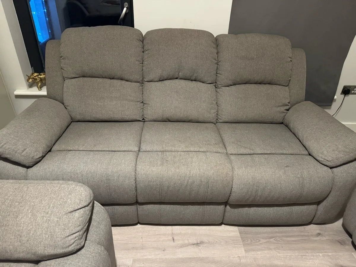 3 seater sofa + 2 recliner armchairs - Image 2