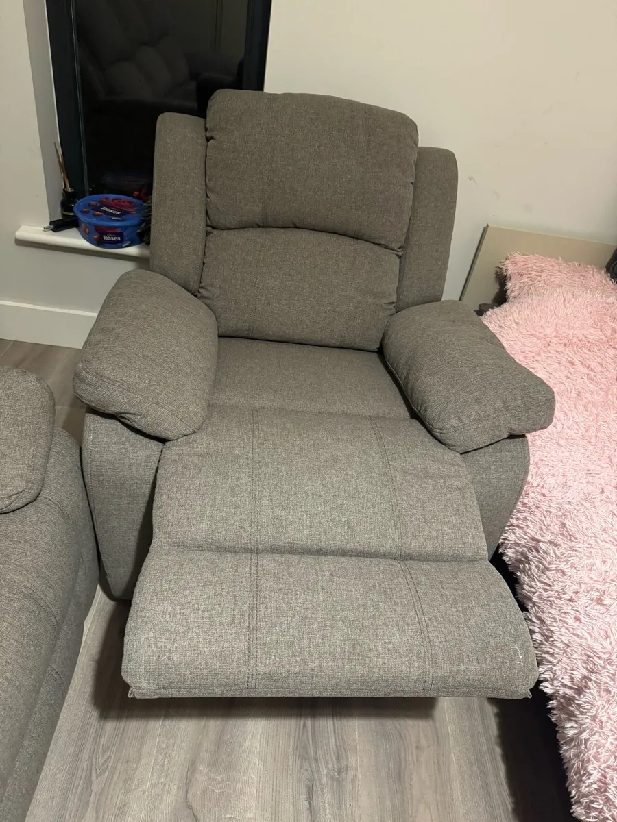 3 seater sofa + 2 recliner armchairs - Image 3