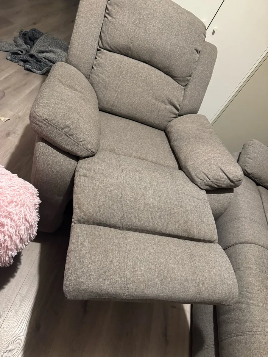 3 seater sofa + 2 recliner armchairs - Image 4