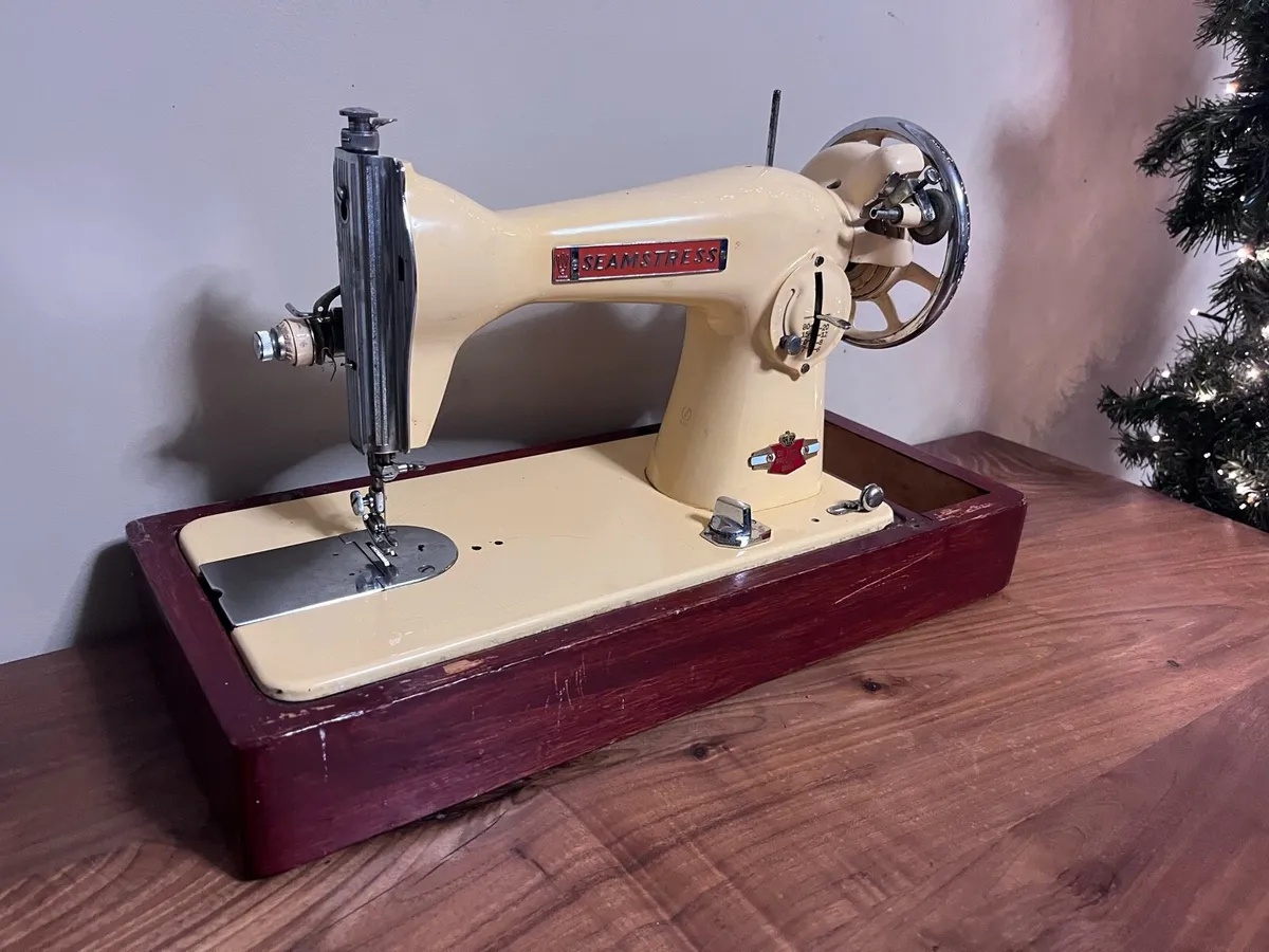 Antique sewing machine - Image 2