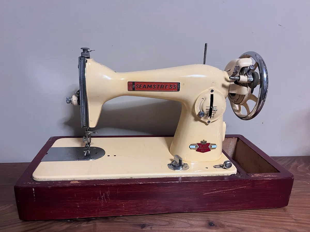 Antique sewing machine - Image 3