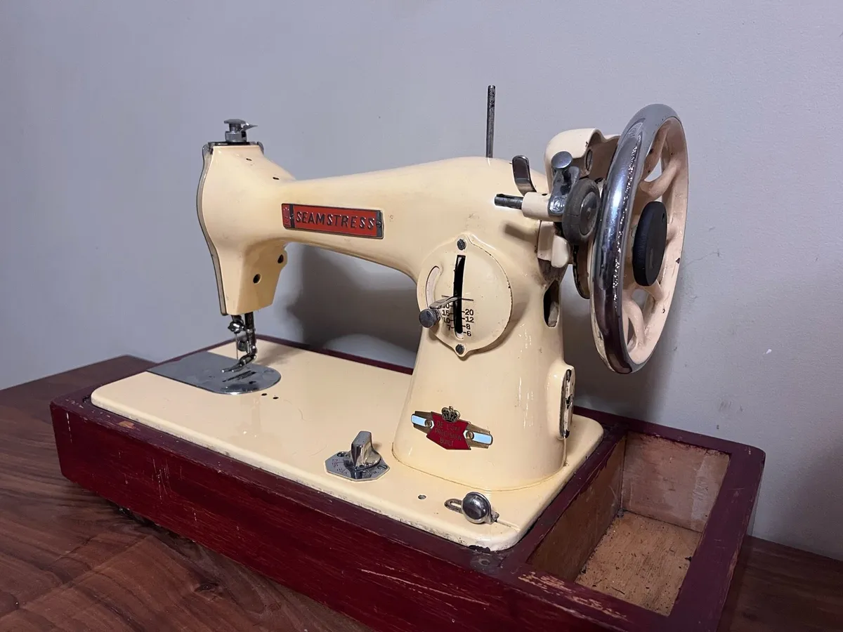 Antique sewing machine - Image 4
