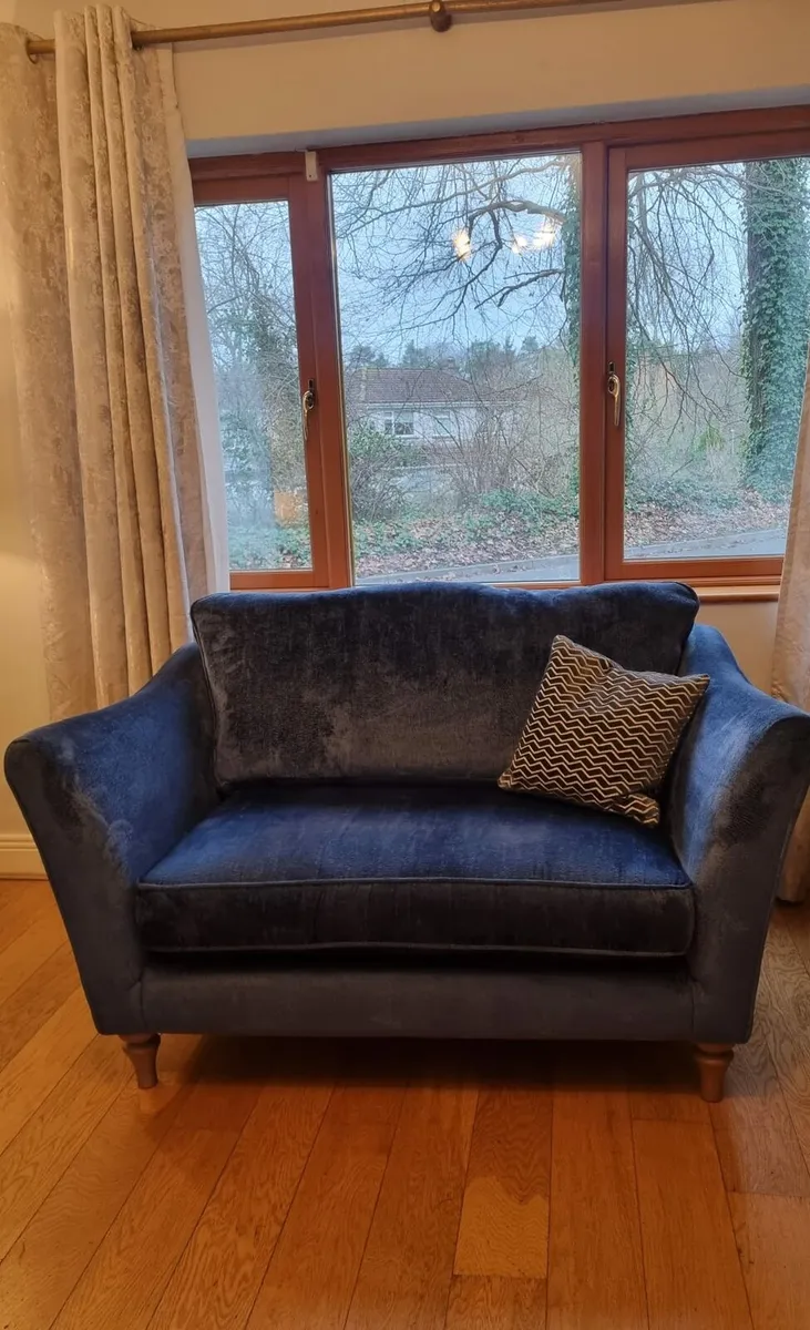 Beautiful Blue Velvet Snuggler Sofa - Image 4