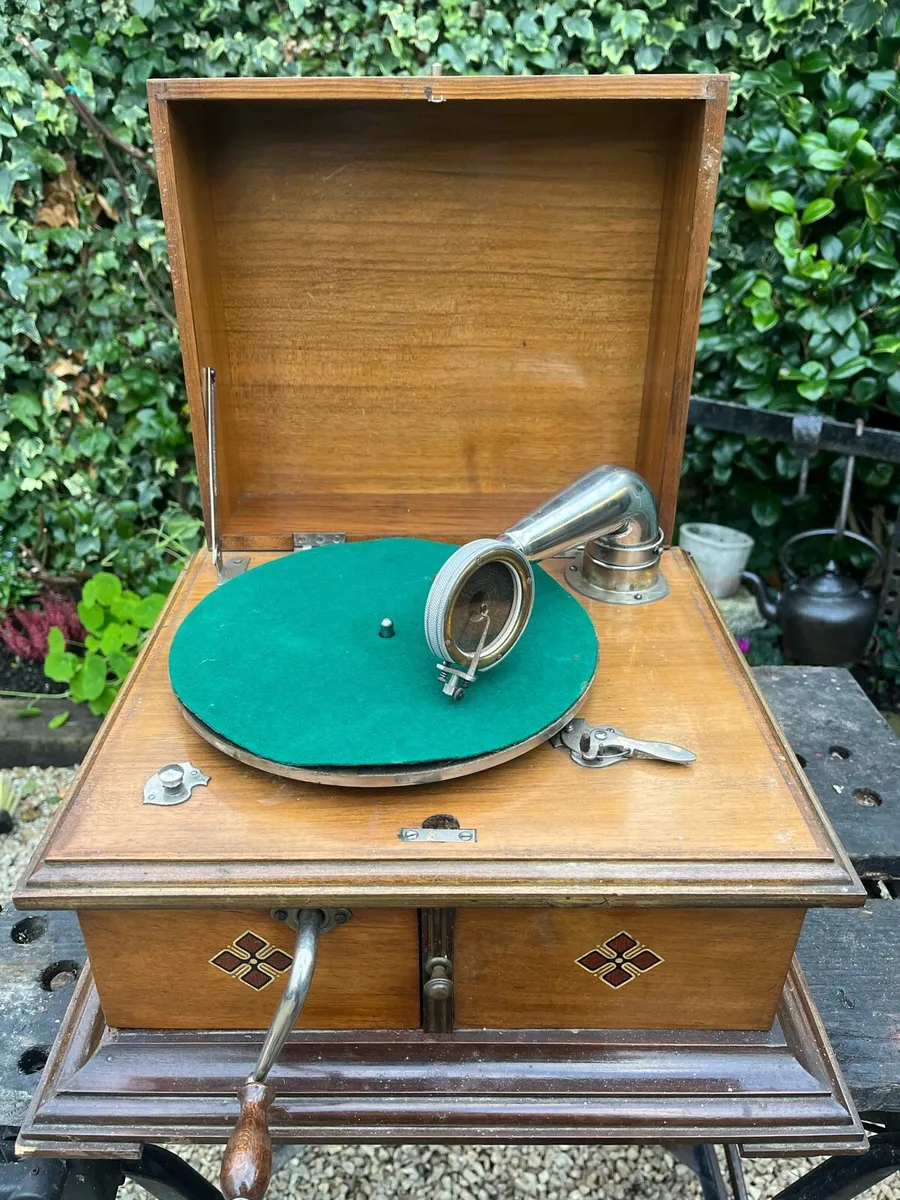 Vintage Wind Up Gramophone - Image 1