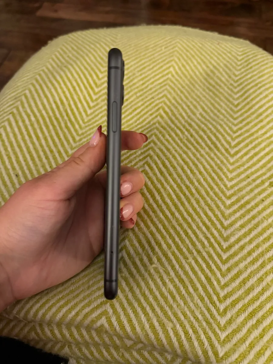 iPhone 11 - Image 3
