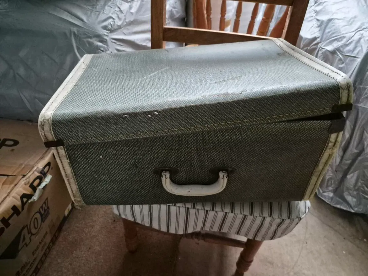 Old sewing machine - Image 2