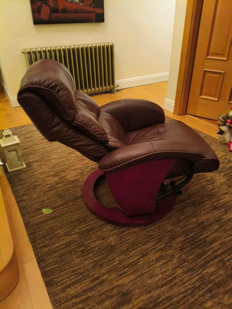 Beautiful wine leather,chair lies back like new - Image 3