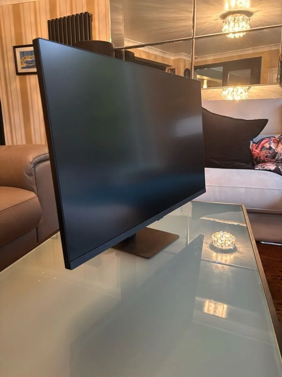 4K 32 inch Samsung Viewfinity S7 (6 months old) - Image 2