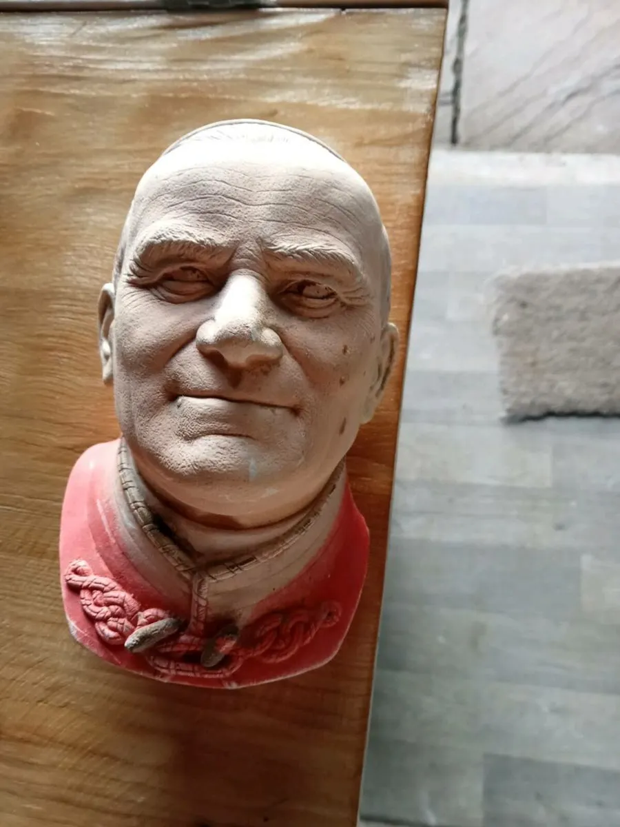 Bust of a pope - Image 1