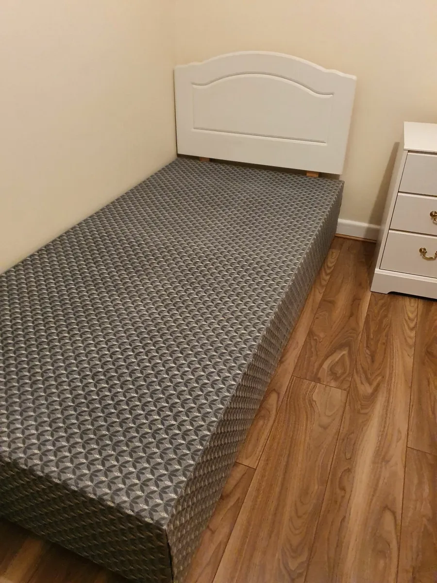 Bedroom furniture - Image 2