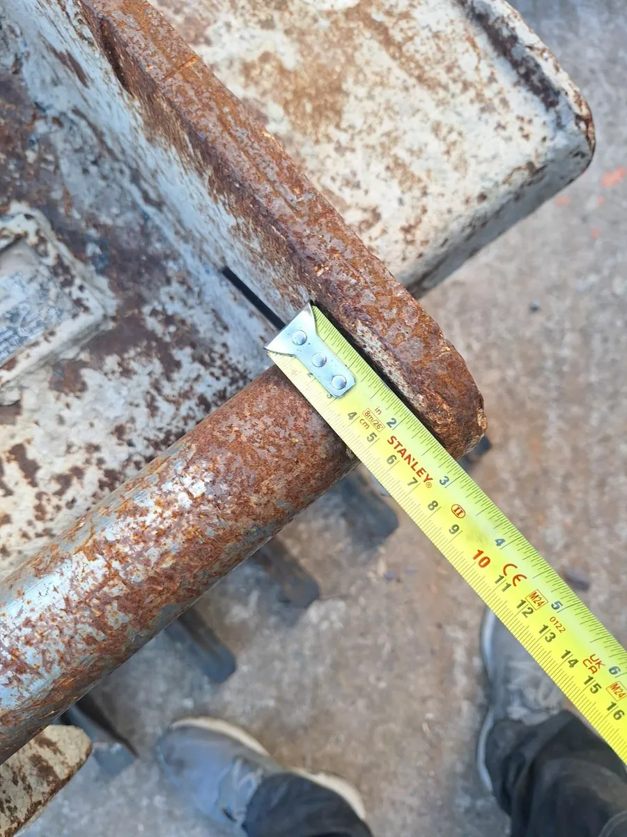 Strickland 30" digging bucket 50mm pins 8 ton - Image 1