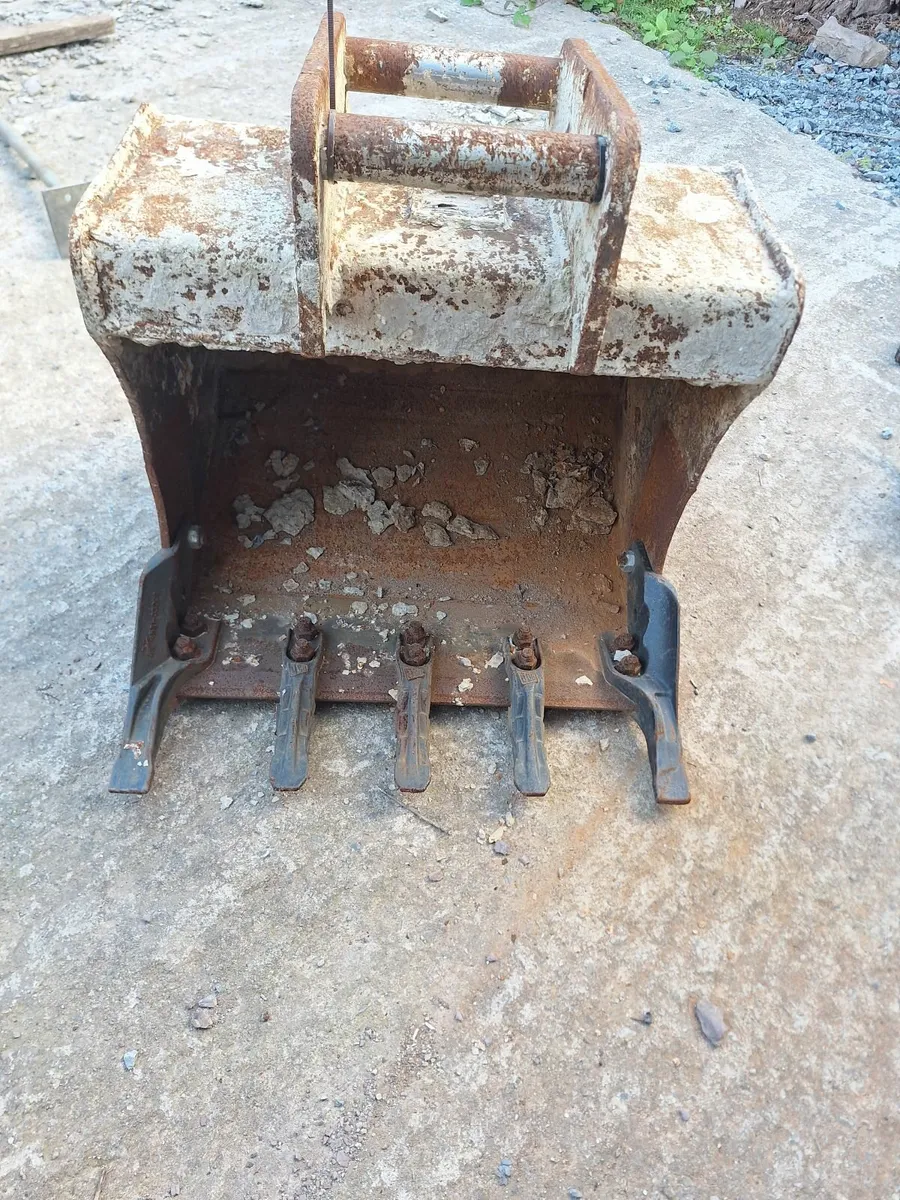 Strickland 30" digging bucket 50mm pins 8 ton - Image 2