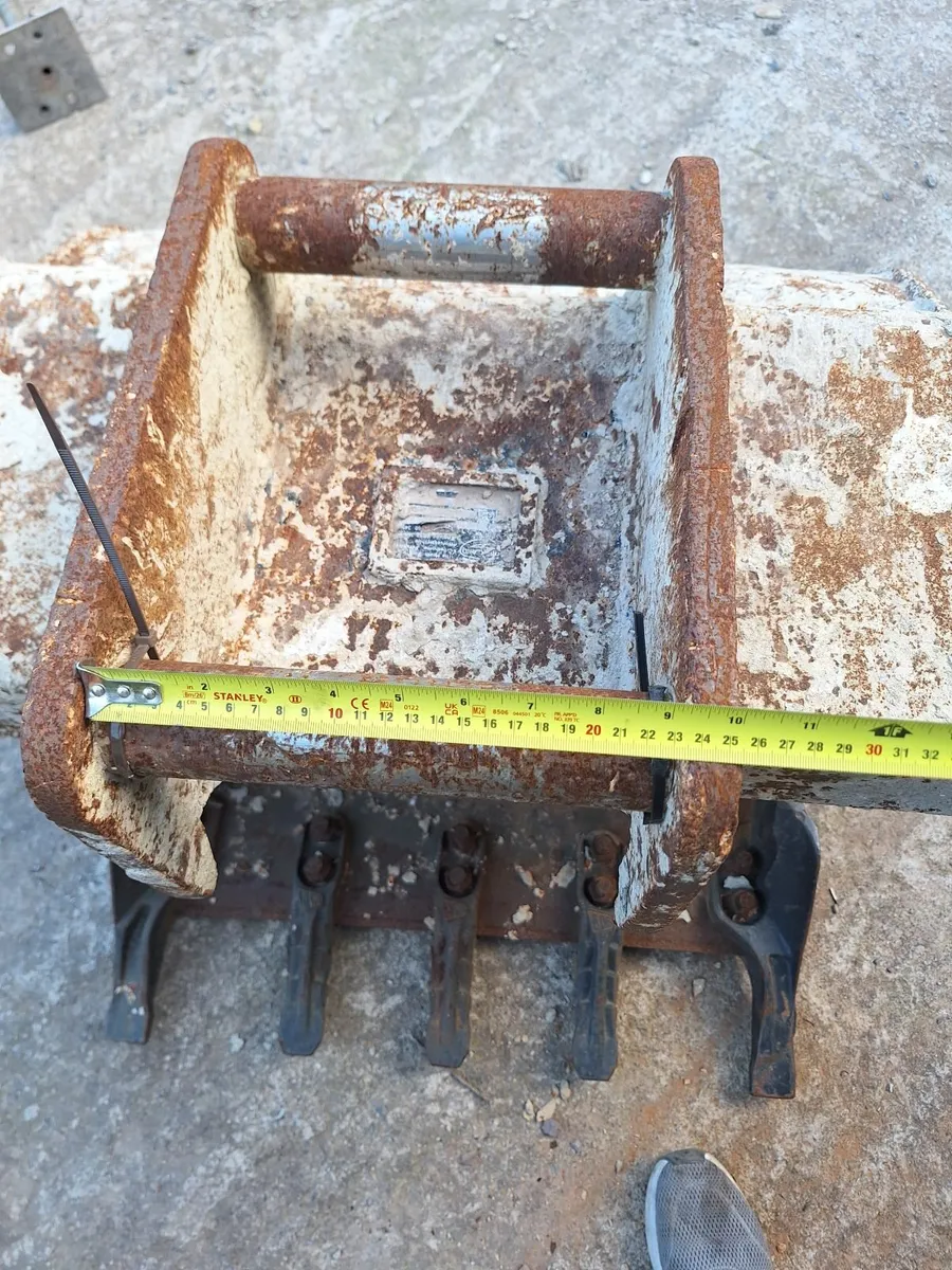 Strickland 30" digging bucket 50mm pins 8 ton - Image 4