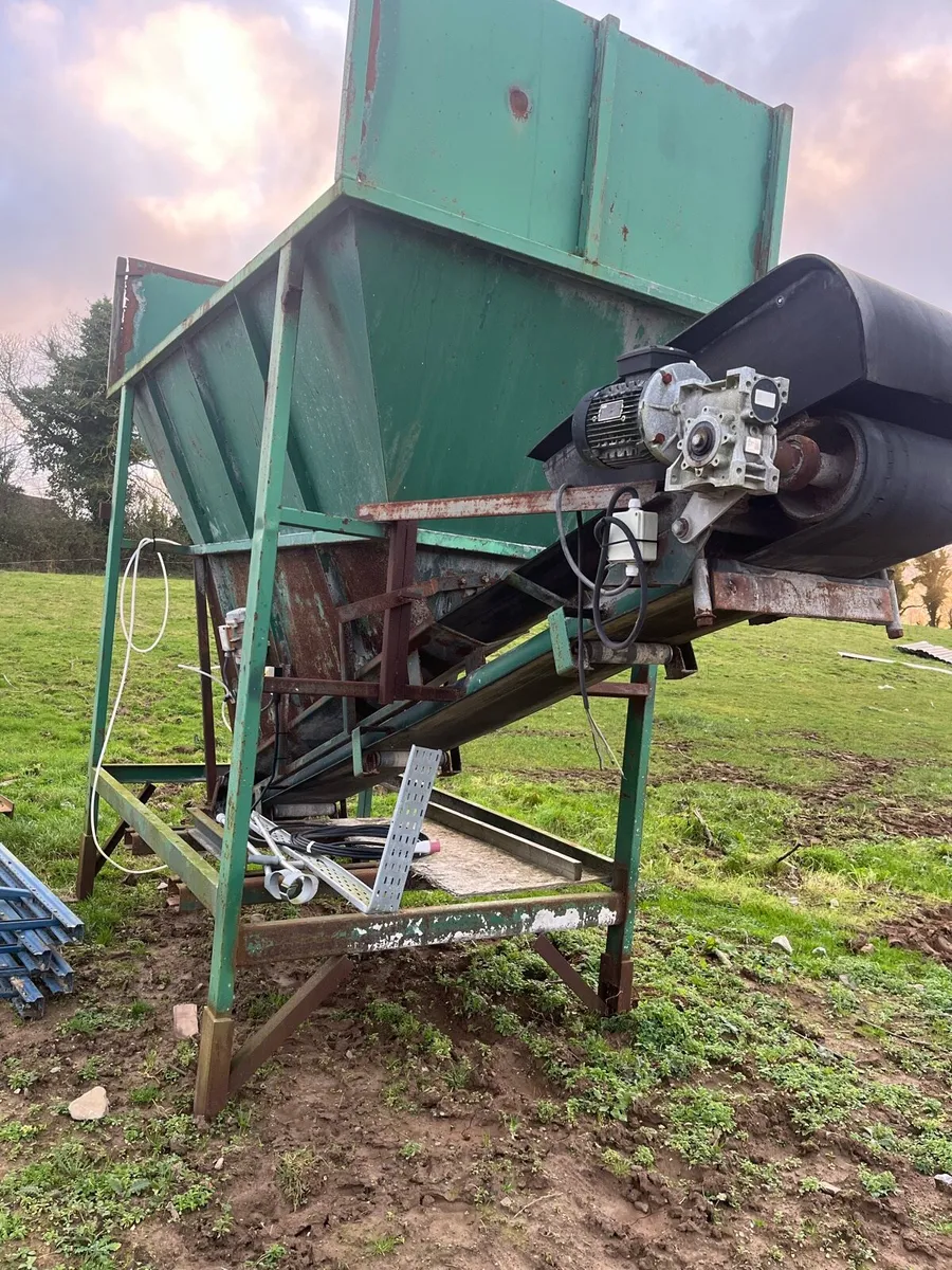 Loading hopper conveyor - Image 1