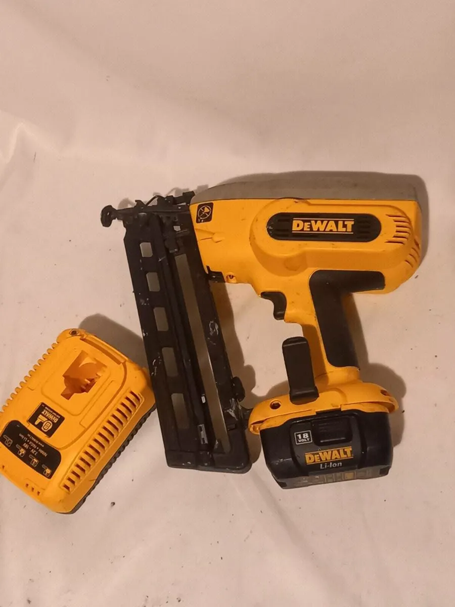 DeWalt 2nd Fix Nailer - Image 2