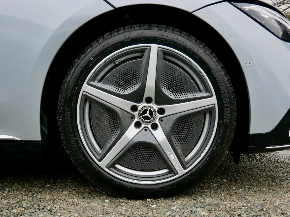 2024 Mercedes Benz EQE 300 AMG LINE PREMIUM - Image 3