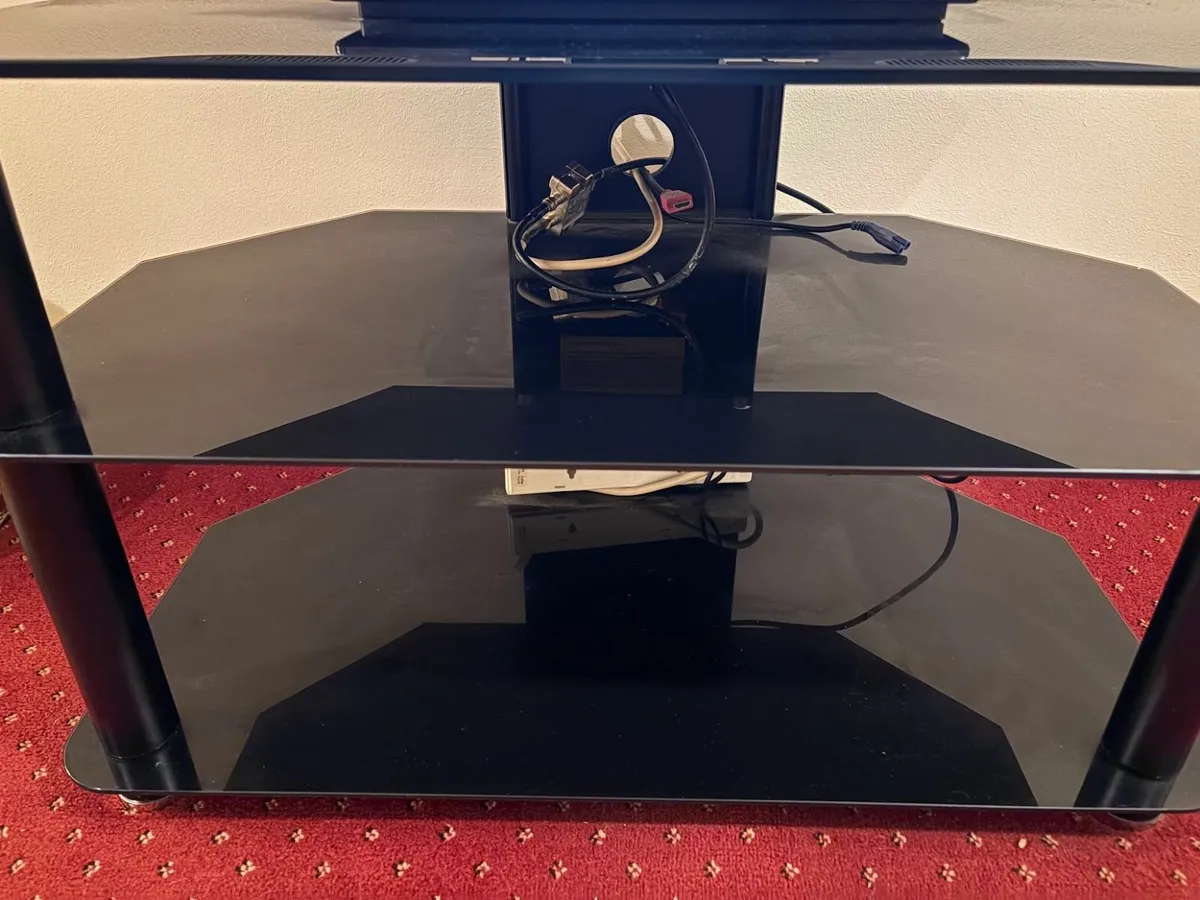 Panasonic 32" TV + Stand - Image 2