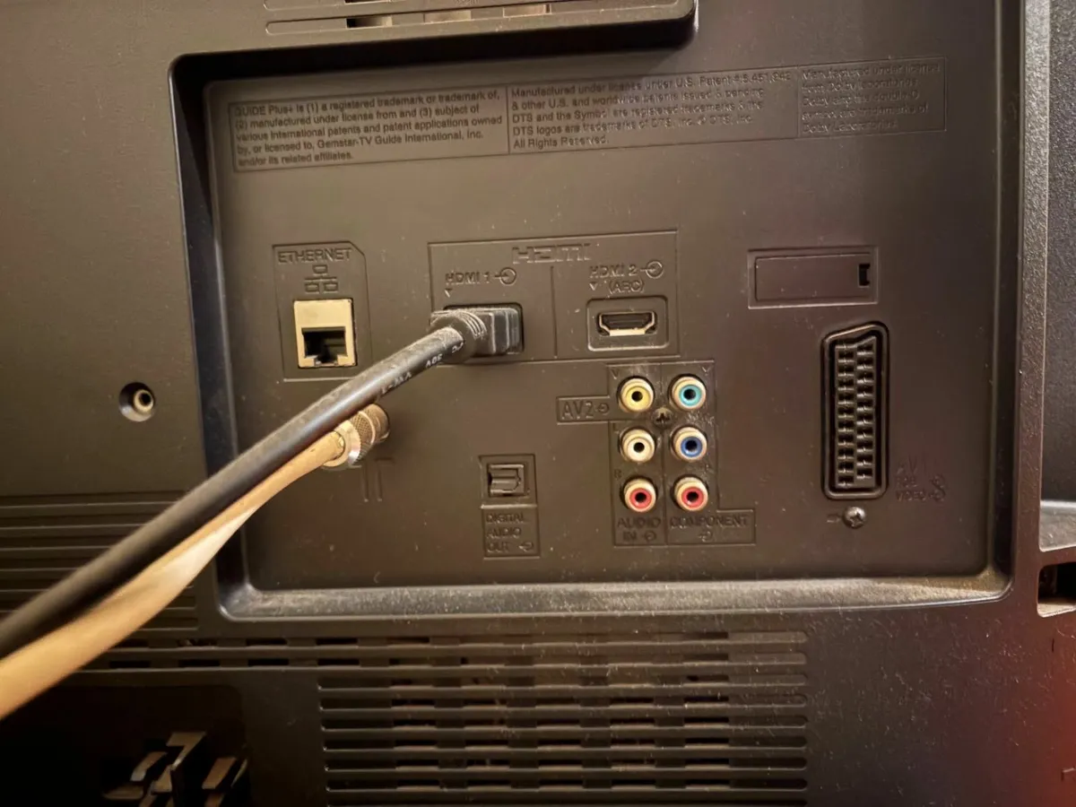 Panasonic 32" TV + Stand - Image 4