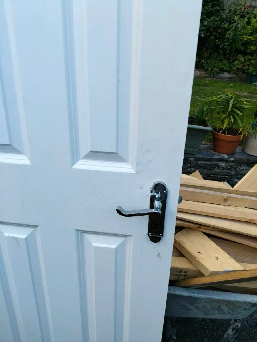 1 single white flush door. With handle. 
2 foot wi - Image 2