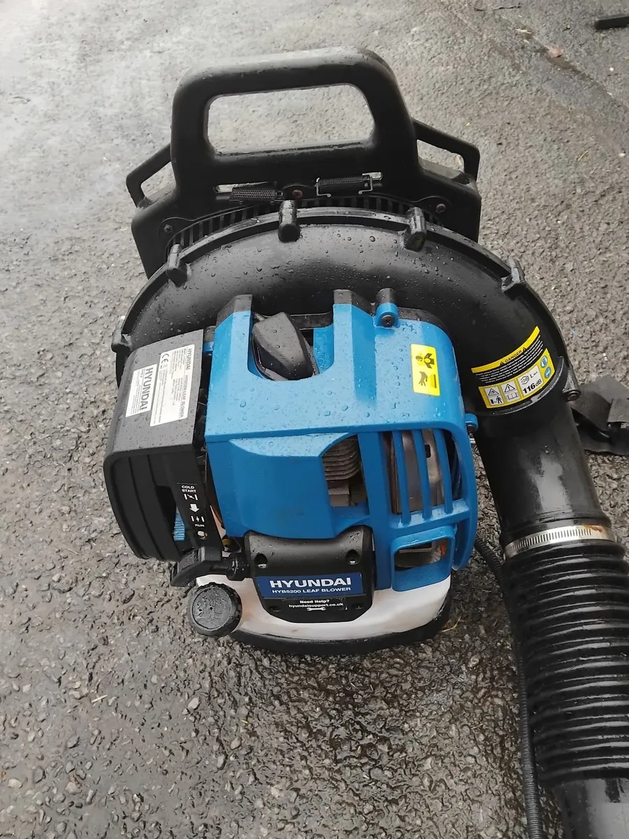 Hyundai leaf blower petrol like new placed - Image 2