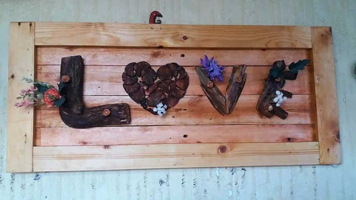 Rustic Driftwood love woodart display - Image 1