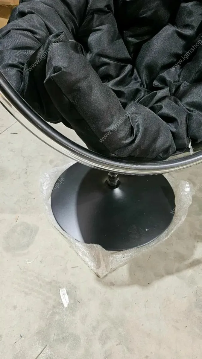 Acrylic round chair new with cushion - Image 4