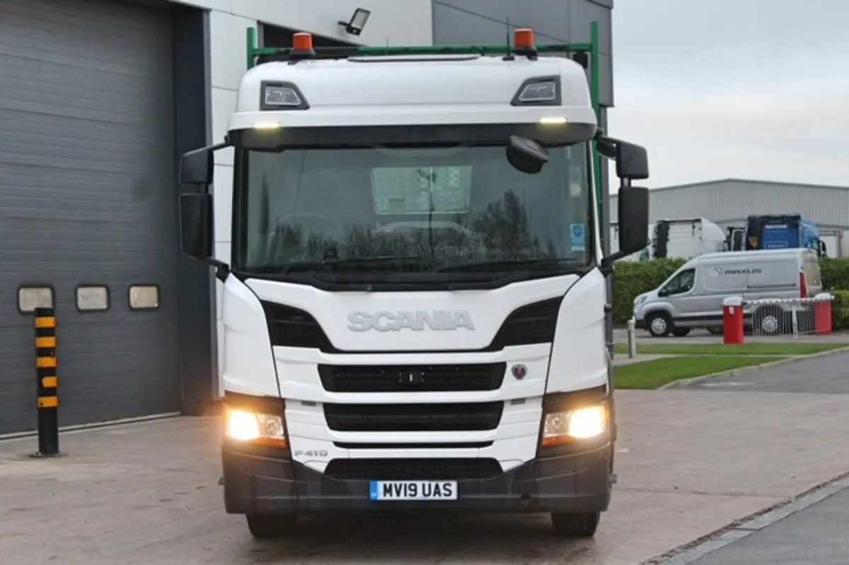 2019 SCANIA P410 8X2 BEAVER-TAIL - Image 2