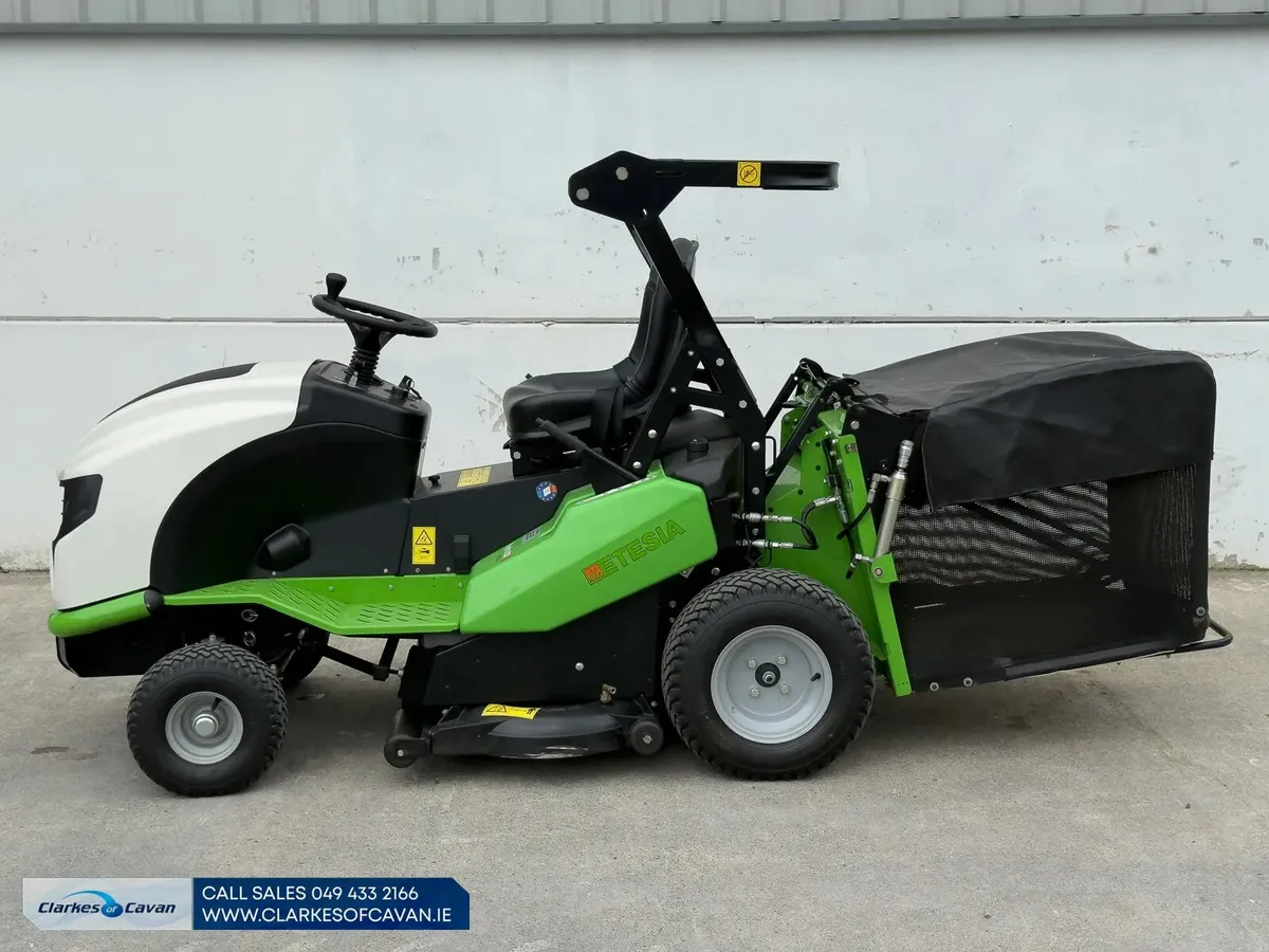 2023 Etesia Hydro100 Ride-on Lawnmower - Image 2