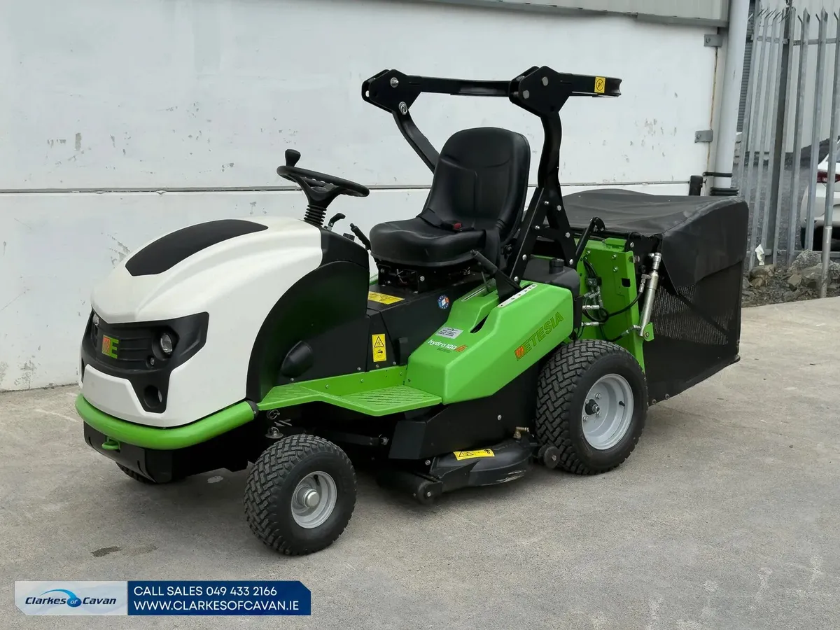 2023 Etesia Hydro100 Ride-on Lawnmower - Image 1