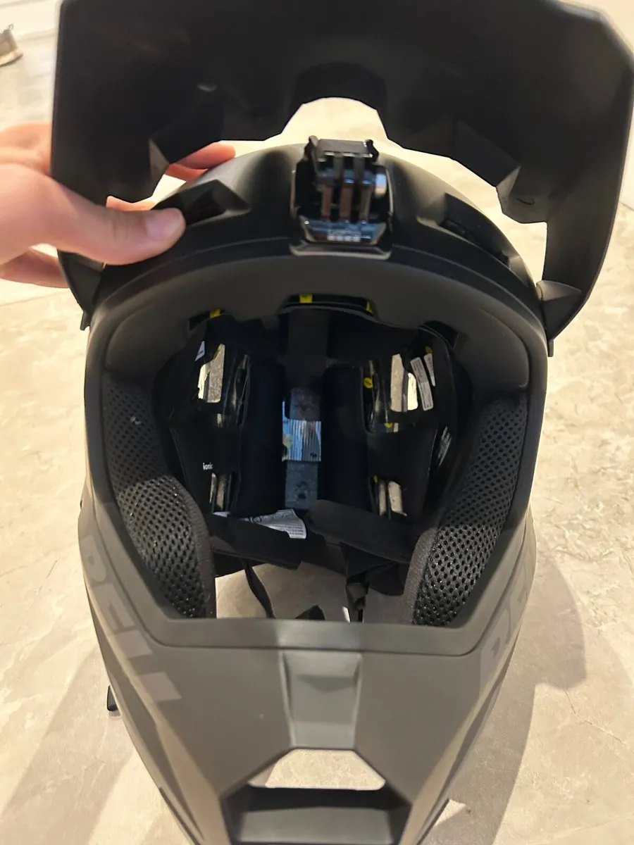 Mountain bike helmet - Image 1