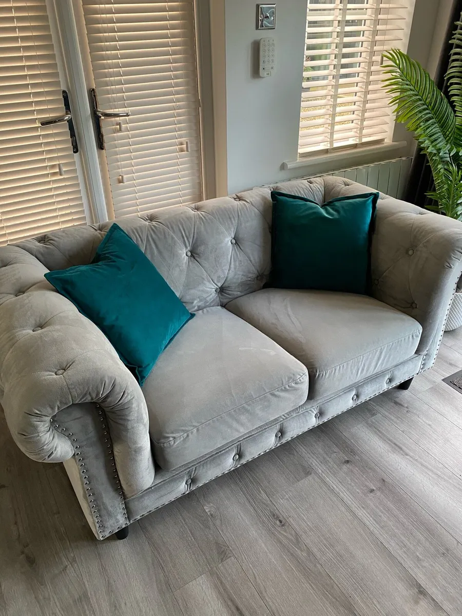 Luxurious Chesterfield style couch - Image 2