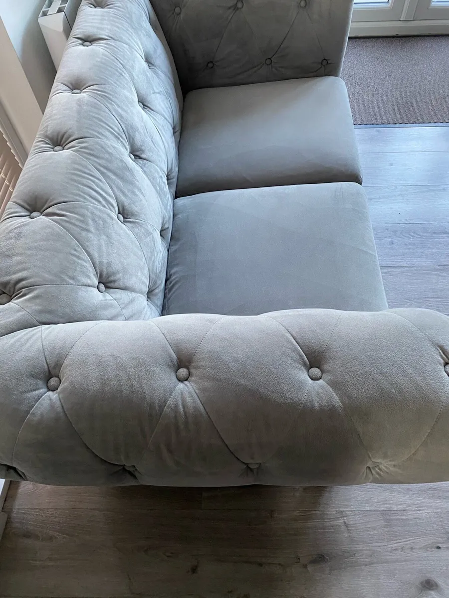 Luxurious Chesterfield style couch - Image 4