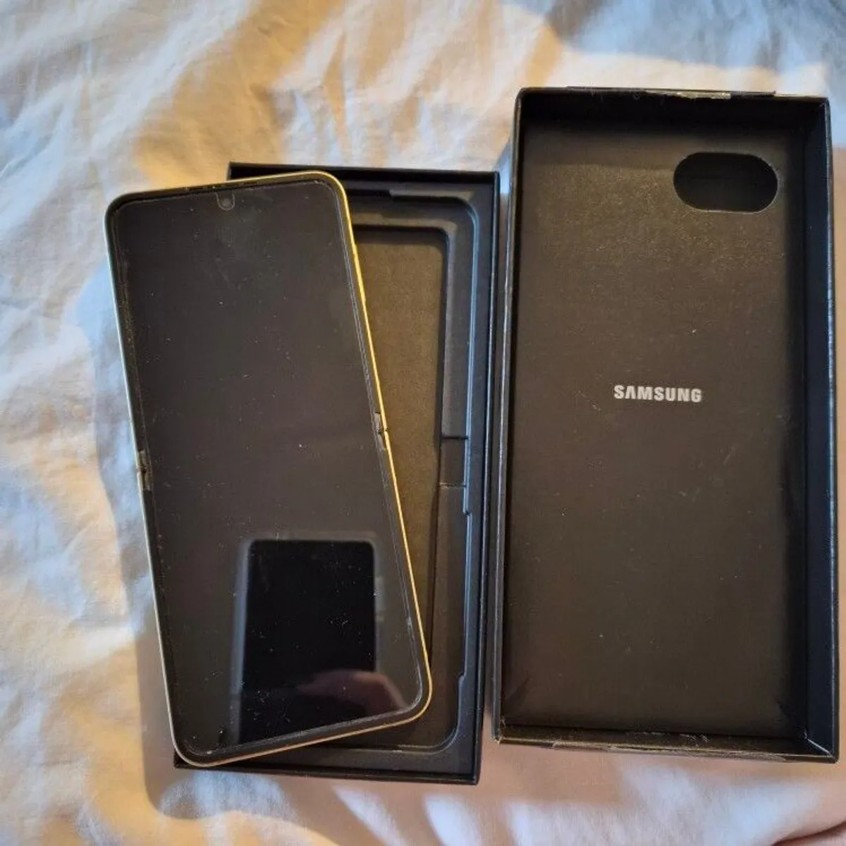 Galaxy Z Flip6 - Image 3