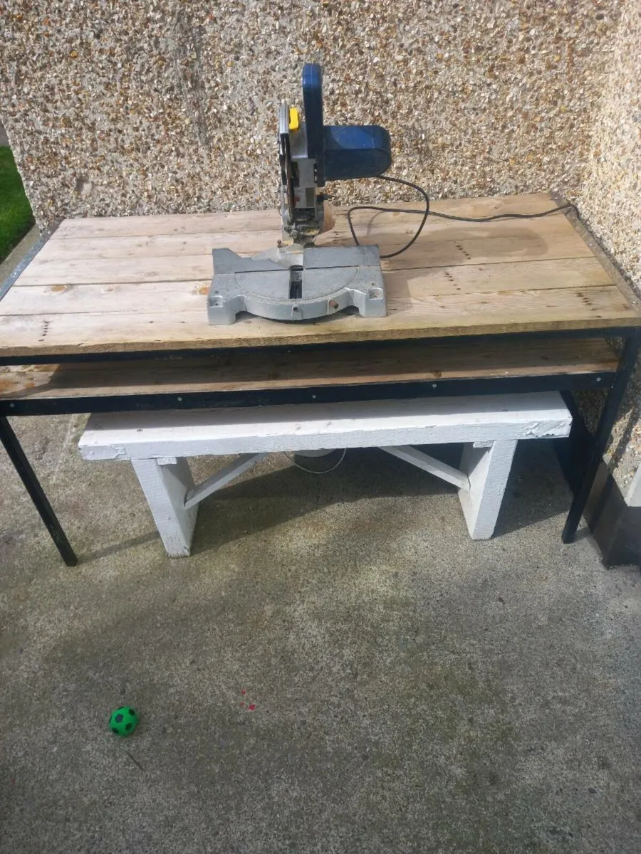 Work bench &saw - Image 1