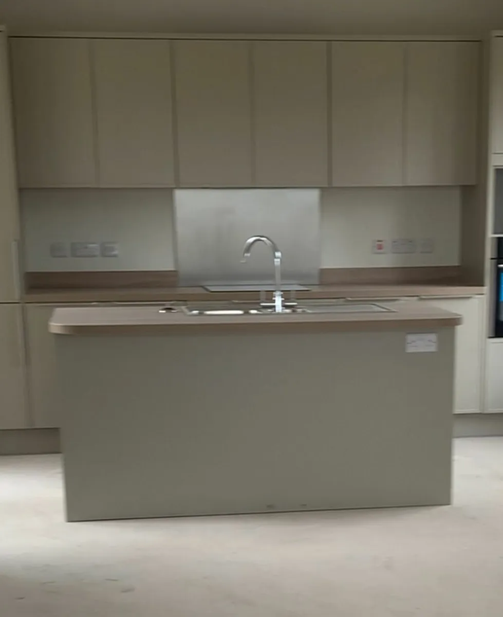 Kitchen Island And Worktop - Image 2
