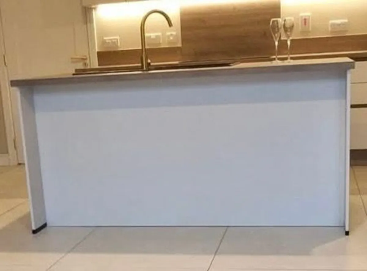 Kitchen Island And Worktop - Image 3