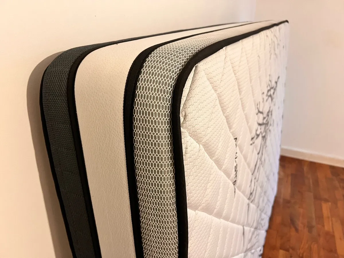 King Size Memory Foam Mattress- Excellent conditio - Image 1