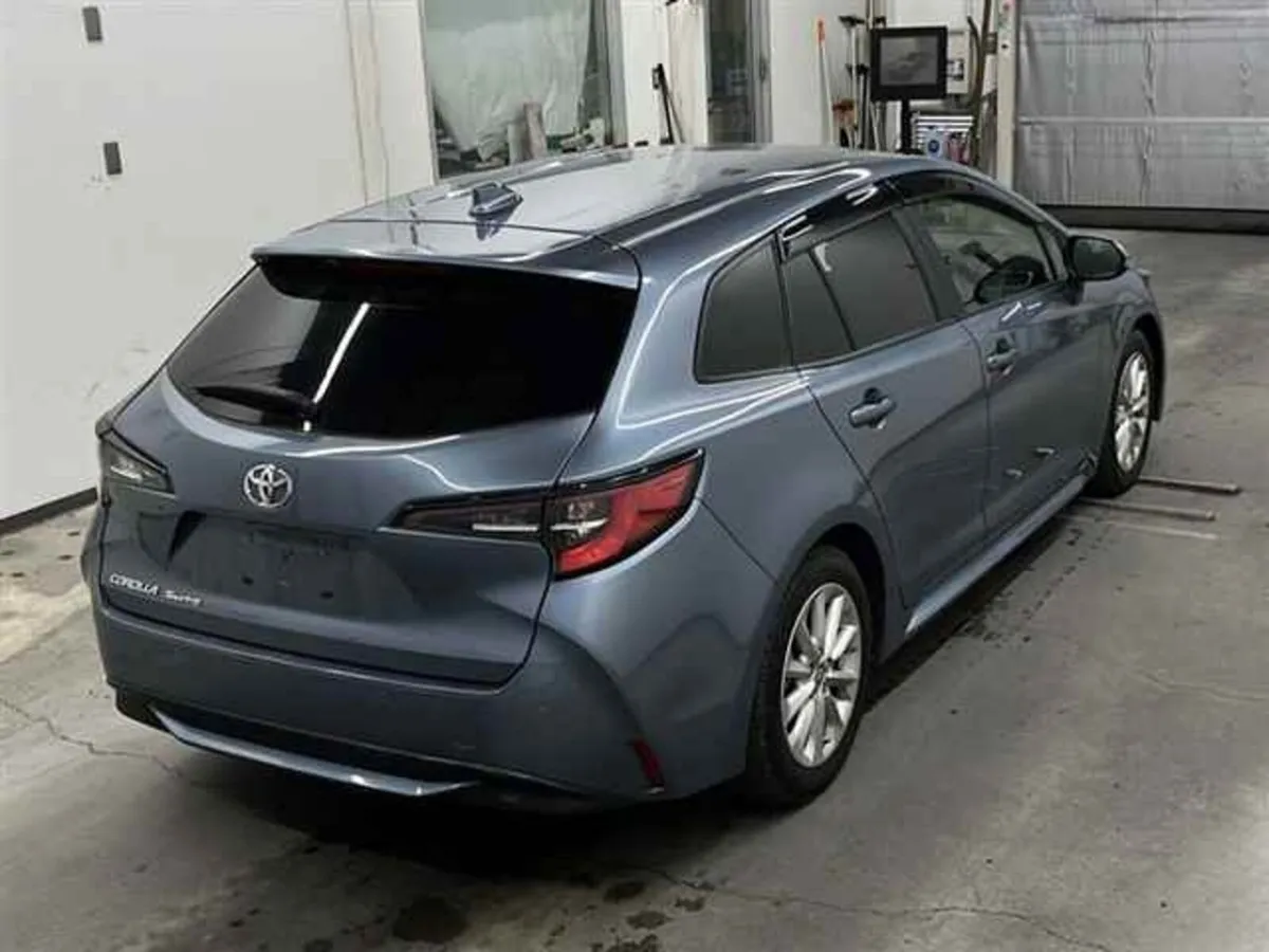 2020 Toyota Corolla Touring Hybrid - Image 4