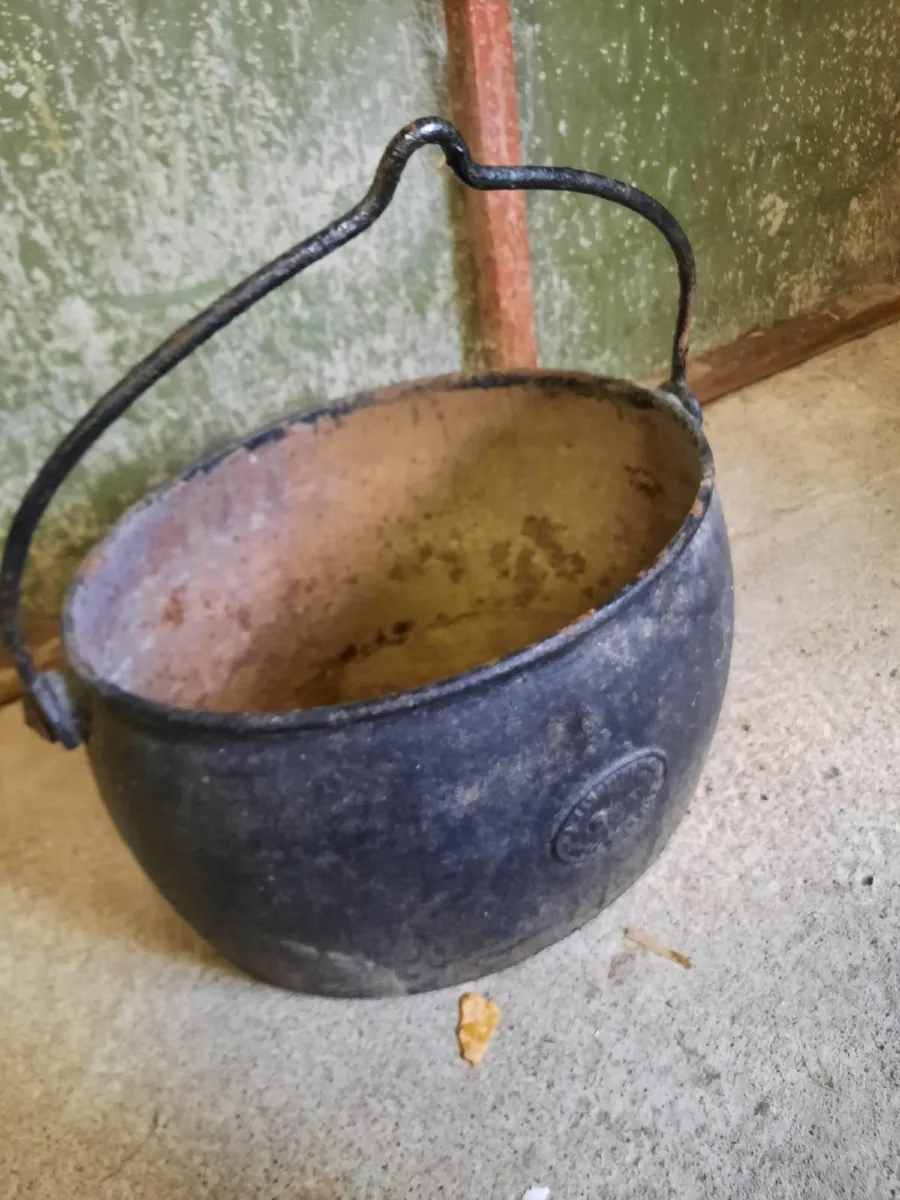 Large antique pot - Image 4