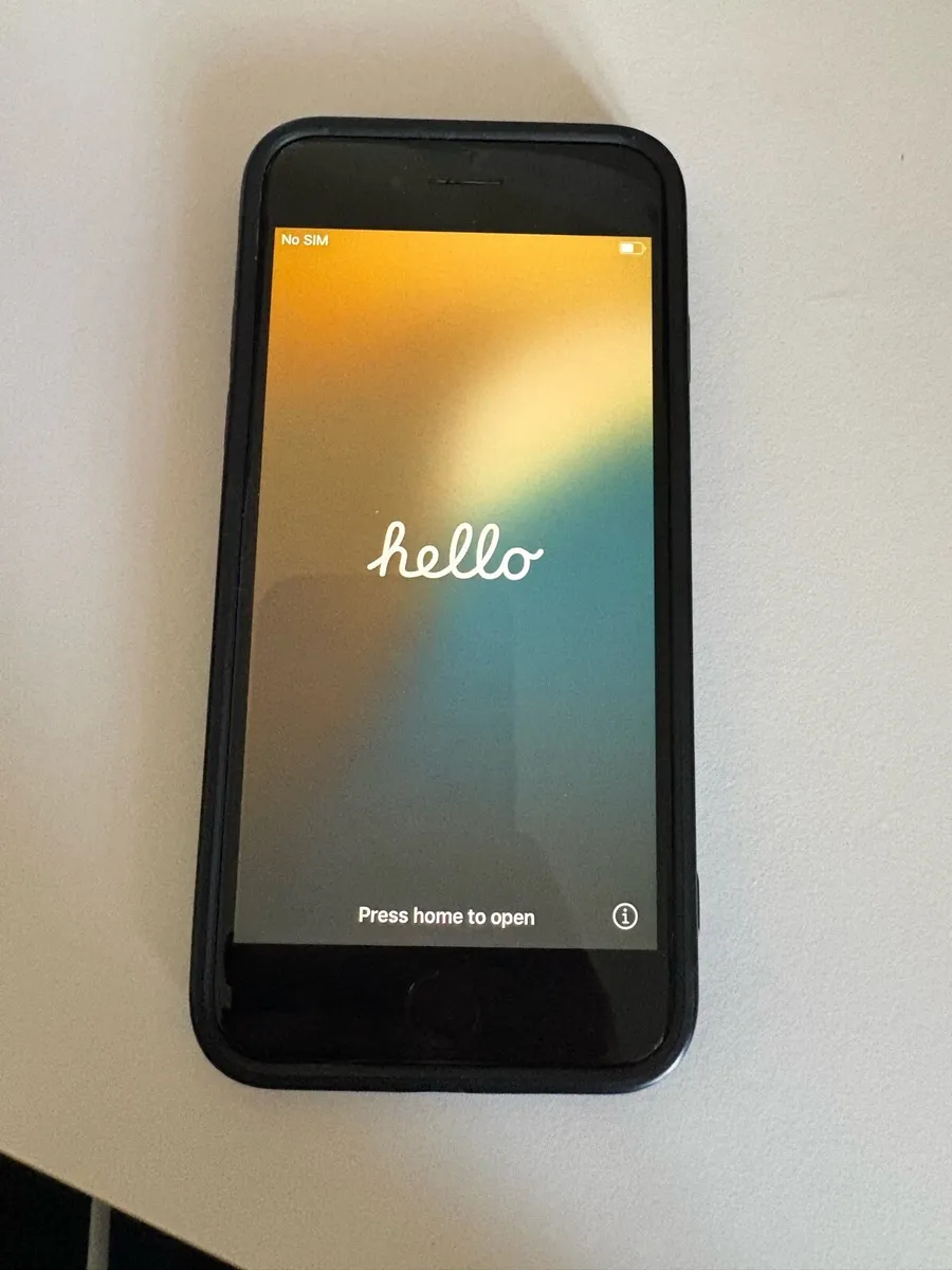 iPhone SE 2022 - Image 1