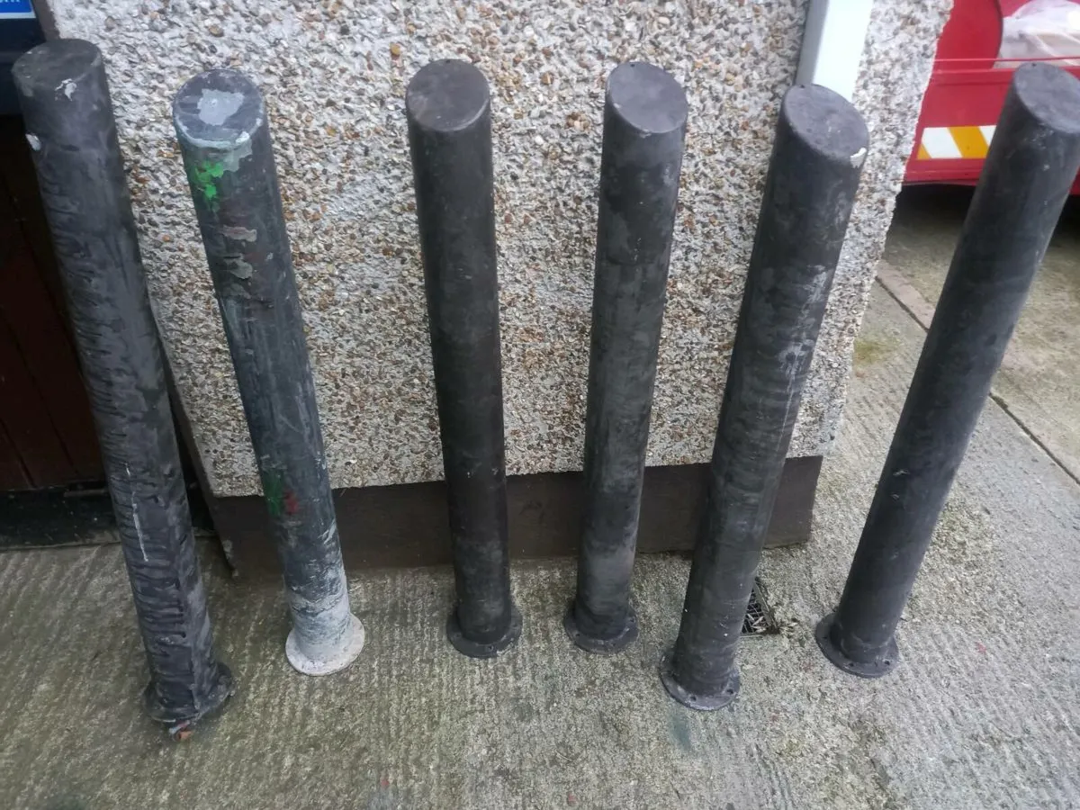 Post stoppers - Image 1