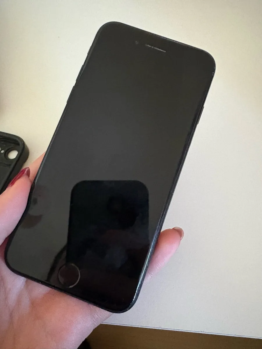 iPhone SE 2022 - Image 2