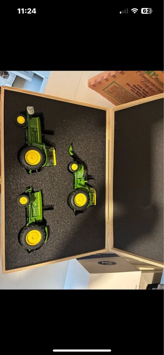 1:32 scale John Deere set - Image 1