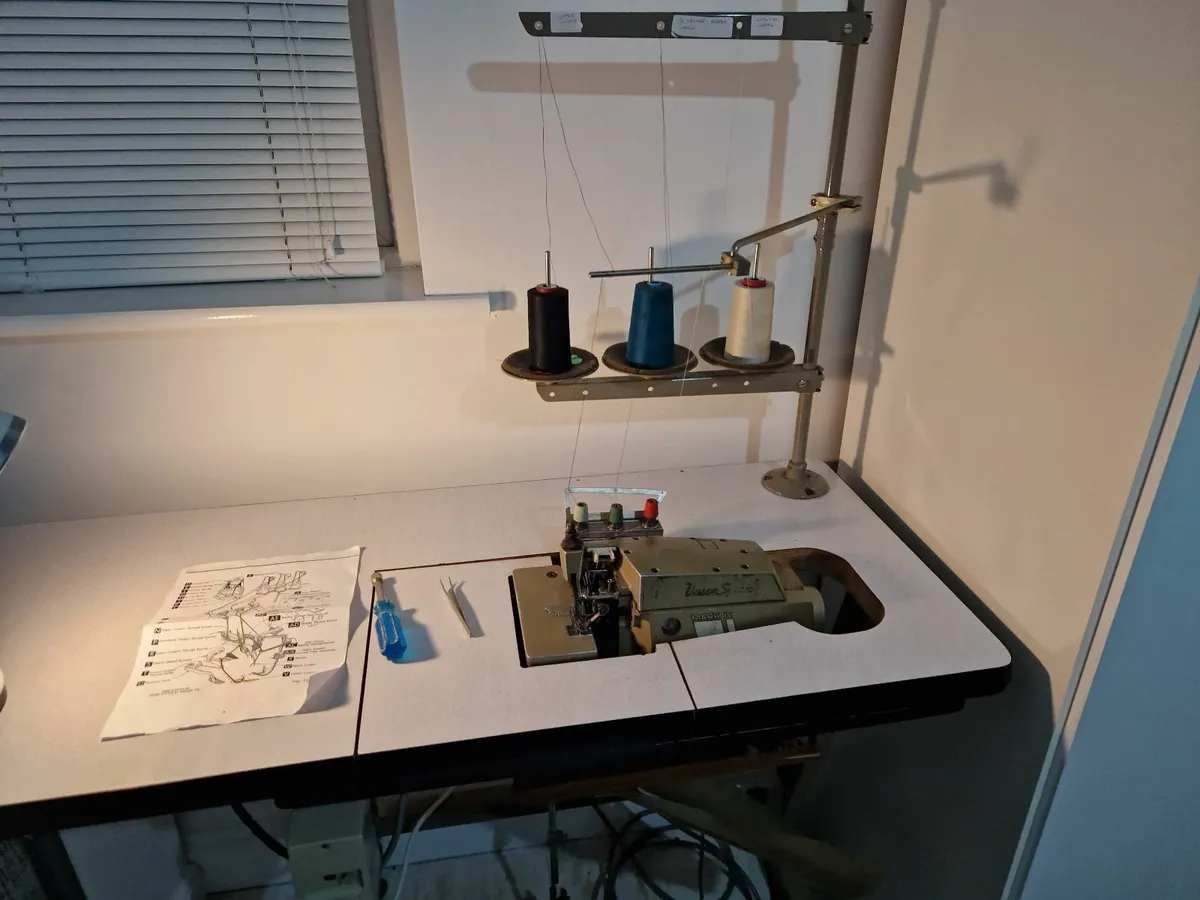 Overlocker machine - Image 1