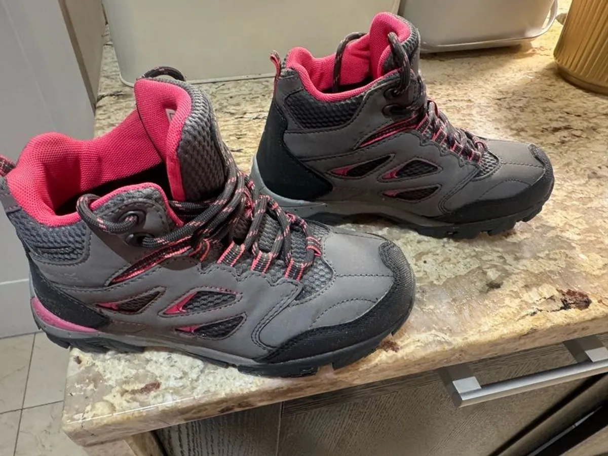 Trespass girls waterproof hill walking boots - Image 2