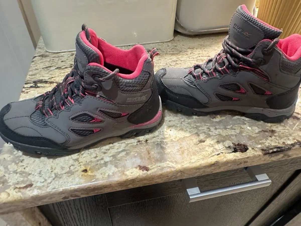 Trespass girls waterproof hill walking boots - Image 4