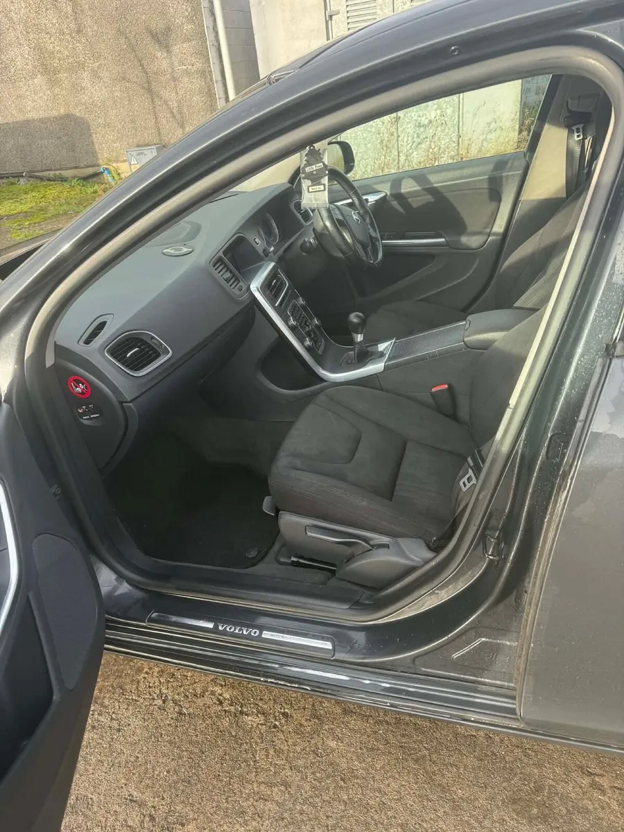 VOLVO S60 2.0 6 SPEED MANUAL 2011 - Image 4