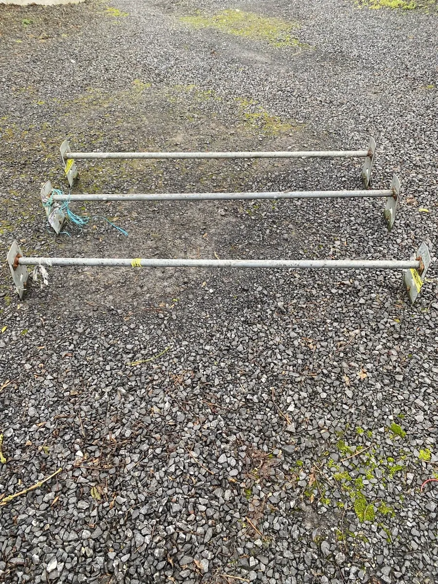 Tow bar and roof rack - Image 1