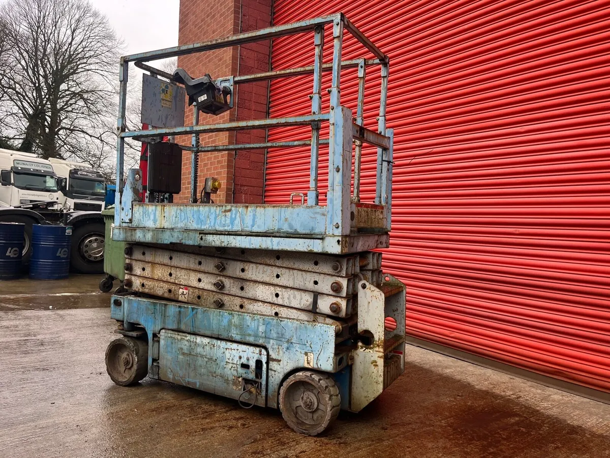 Genie Scissor Lift - Image 4