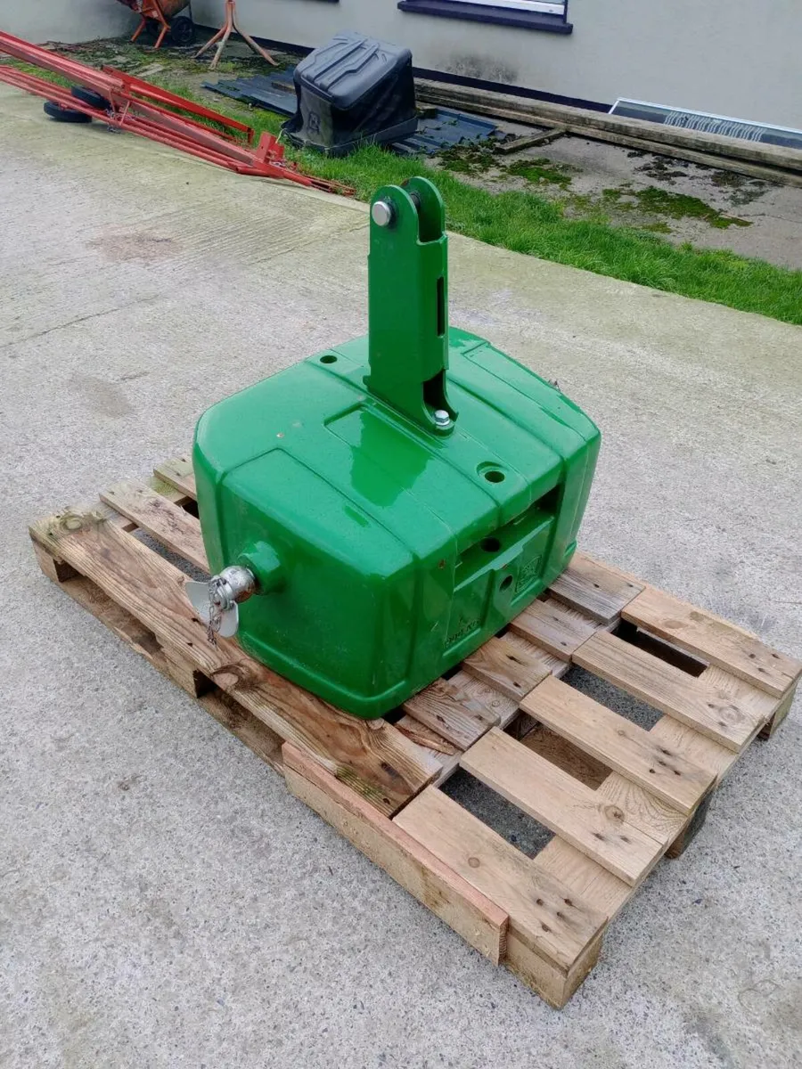 John Deere 900kg weight block - Image 1